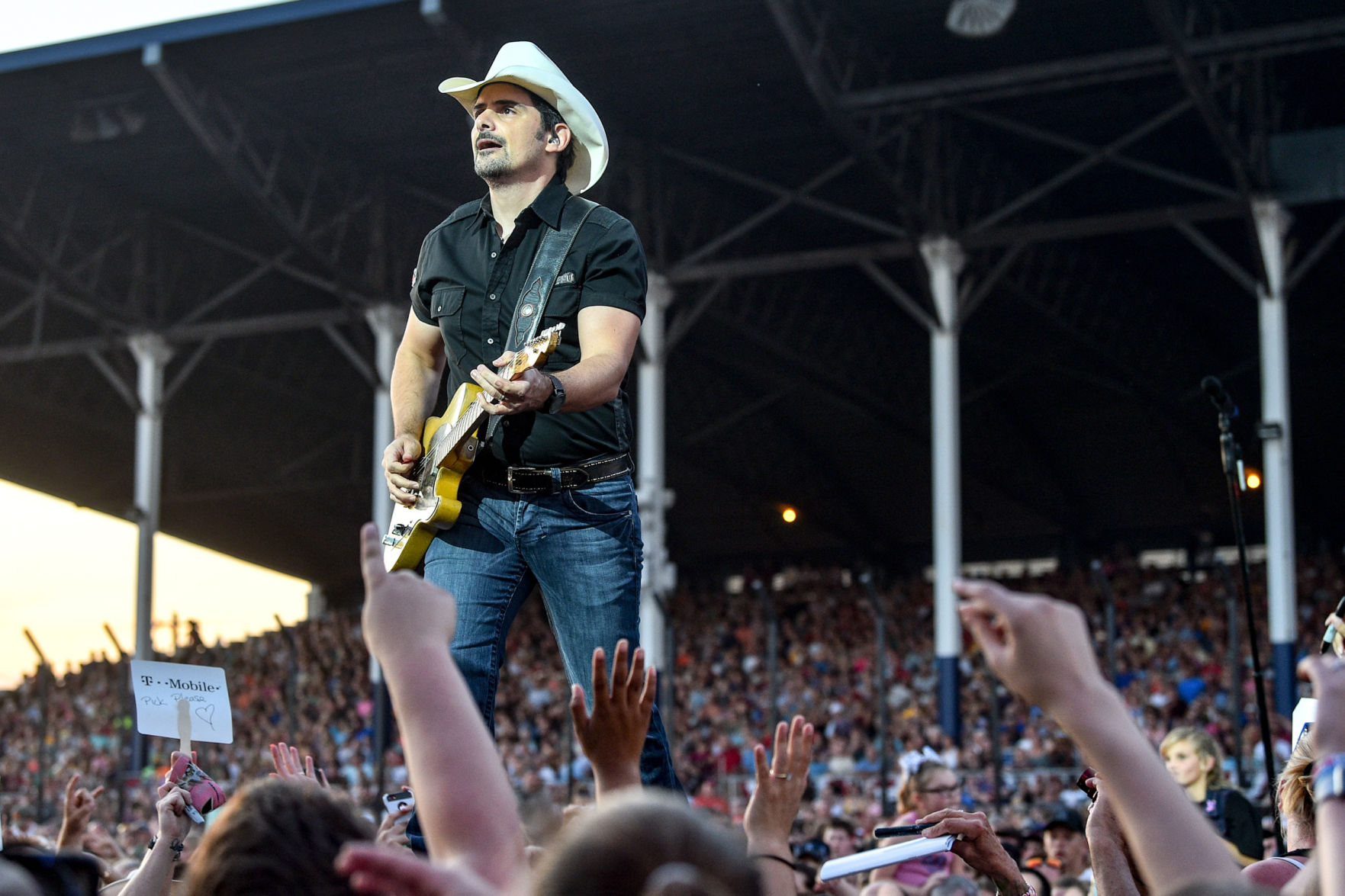 080519-mda-nws-bradpaisley-050a.jpg